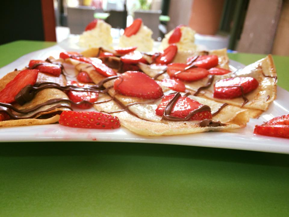 Crêpe gourmande aux fraises fraîches, nappée de chocolat et accompagnée de chantilly