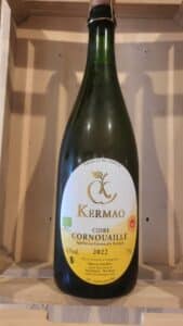 Bouteille de cidre Kermao Cornouaille 2022, 4,5% vol, 75cl. Label blanc avec logo pomme dorée. Produit bio de France.